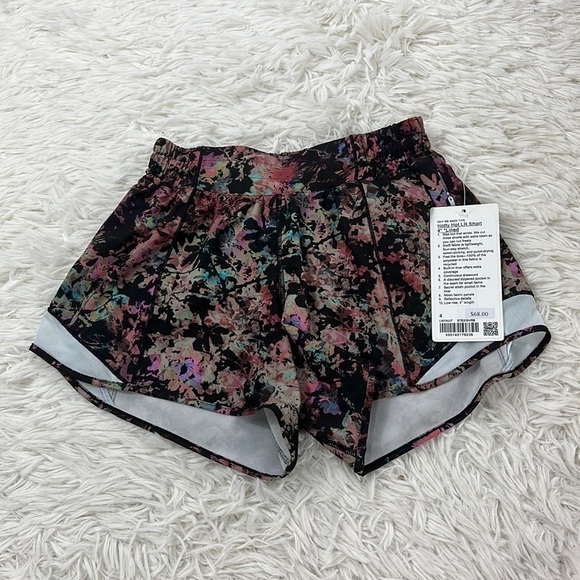 NWT Lululemon Hotty Hot Low-Rise Lined Short 4" Stencil Blossom Red Multi - Picture 1 of 4